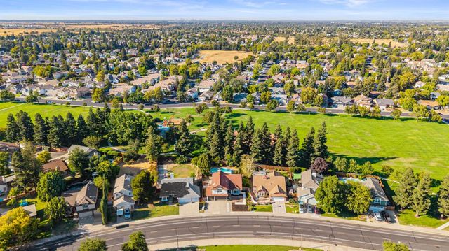 8917 Old Creek Dr, Elk Grove, CA 95758