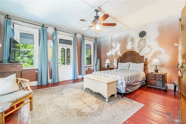 63 N Main Street, Eureka Springs, AR 72632