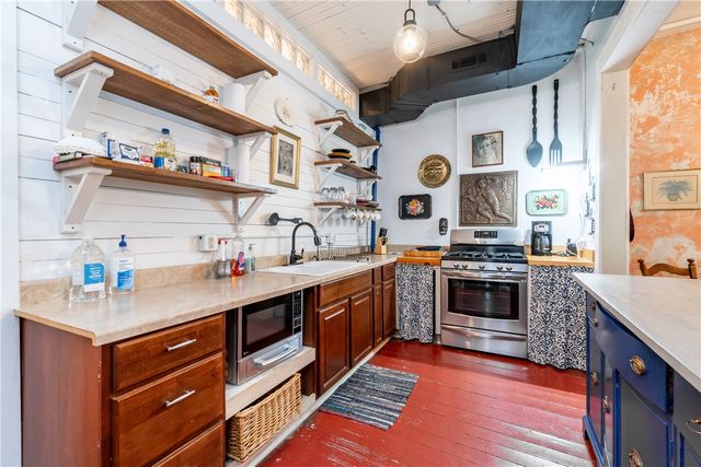 63 N Main Street, Eureka Springs, AR 72632