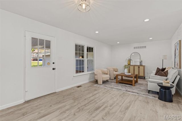 1433 Glenlea Drive, Maryland Heights, MO 63043