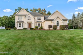 19 Devonshire Way, Halfmoon, NY 12065