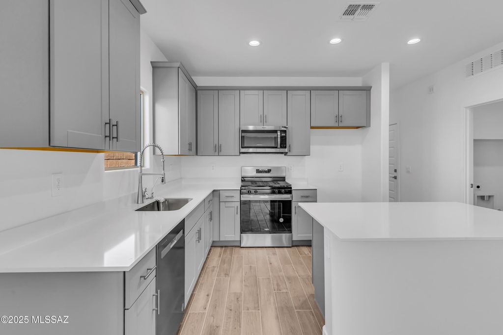 14043 E Canidae Drive E, Vail, AZ 85641