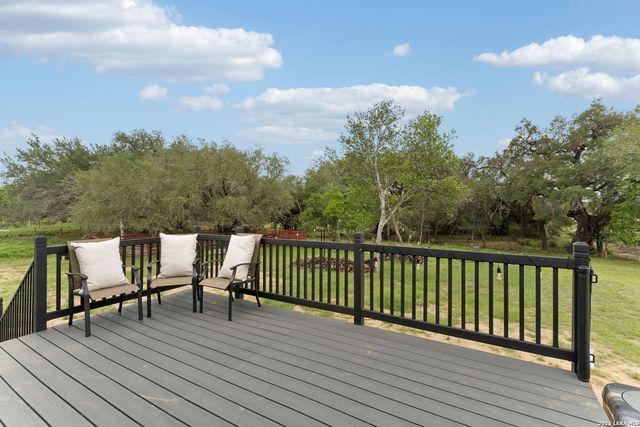 1169 Old Adams Ln, Pleasanton, TX 78064
