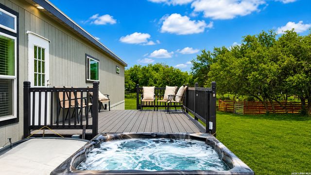 1169 Old Adams Ln, Pleasanton, TX 78064