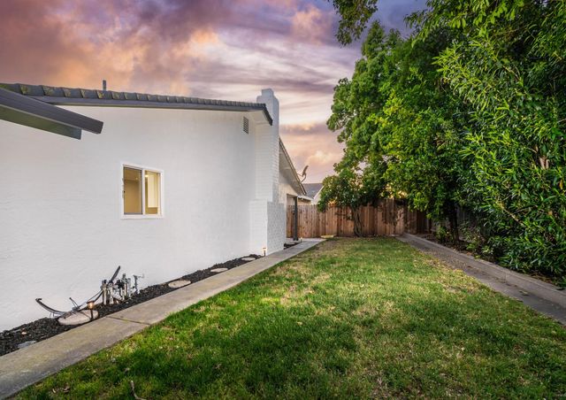 1023 Azure Ct, Roseville, CA 95678