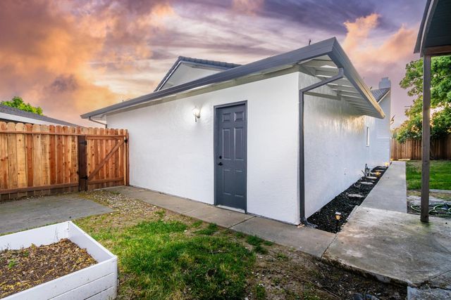 1023 Azure Ct, Roseville, CA 95678