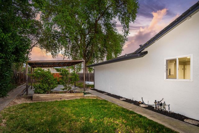 1023 Azure Ct, Roseville, CA 95678