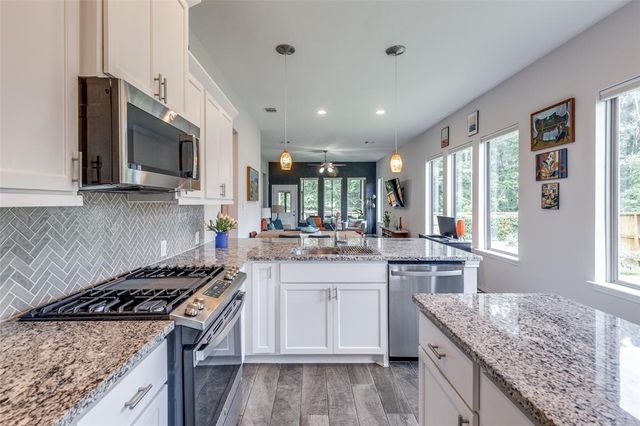 342 Topper Pines Drive, Montgomery, TX 77316