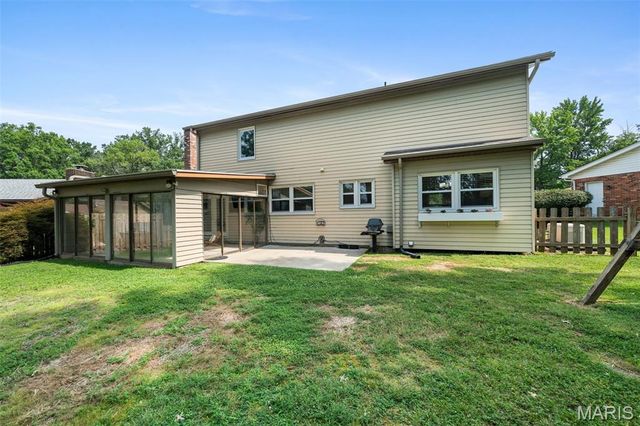 12326 Woodline Drive, St Louis, MO 63141