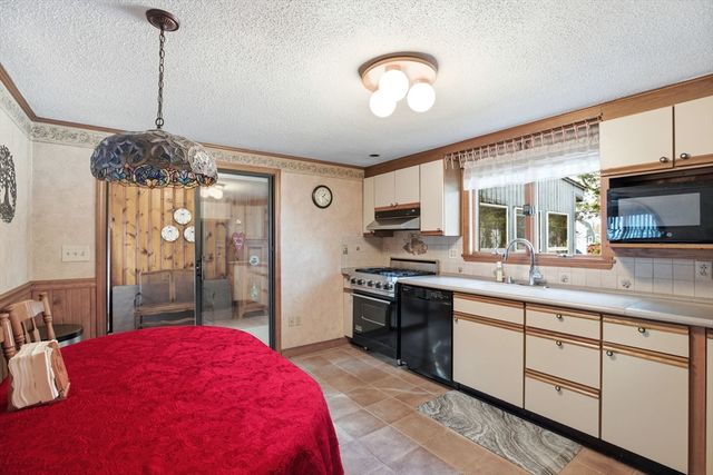 19 Jefferson Drive, Norwood, MA 02062