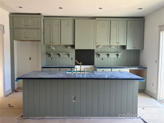 99 Arco Road, Asheville, NC 28805