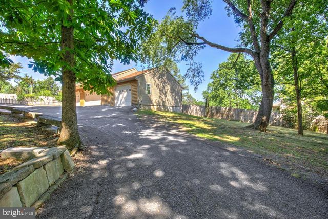 1175 S MEADOW LN, Palmyra, PA 17078