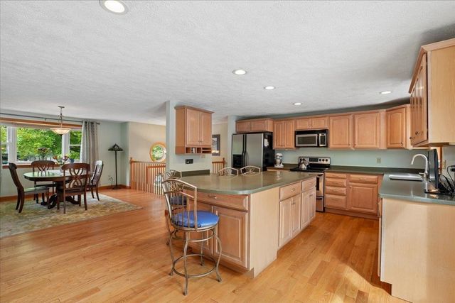 4 Debbie Street, Hooksett, NH 03106