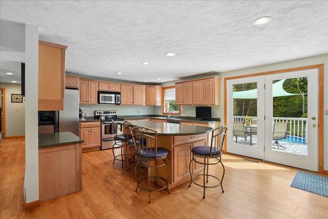 4 Debbie Street, Hooksett, NH 03106