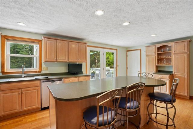 4 Debbie Street, Hooksett, NH 03106