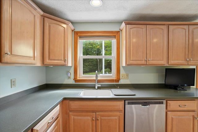 4 Debbie Street, Hooksett, NH 03106