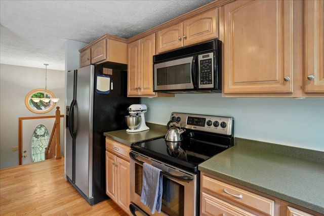 4 Debbie Street, Hooksett, NH 03106