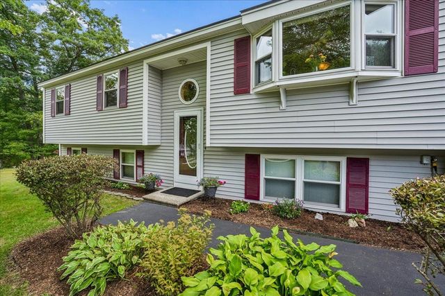 4 Debbie Street, Hooksett, NH 03106