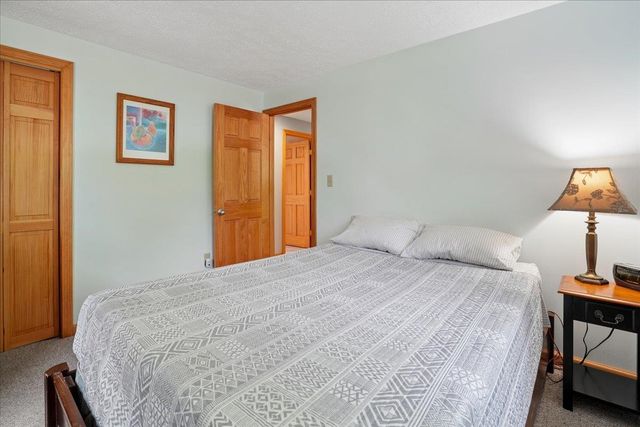 4 Debbie Street, Hooksett, NH 03106