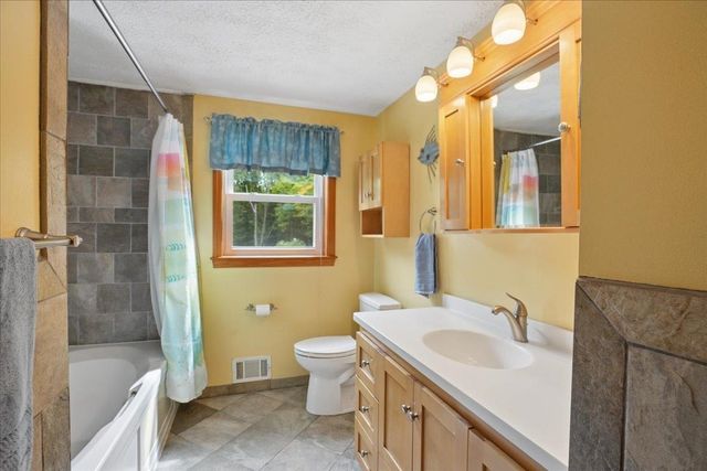 4 Debbie Street, Hooksett, NH 03106