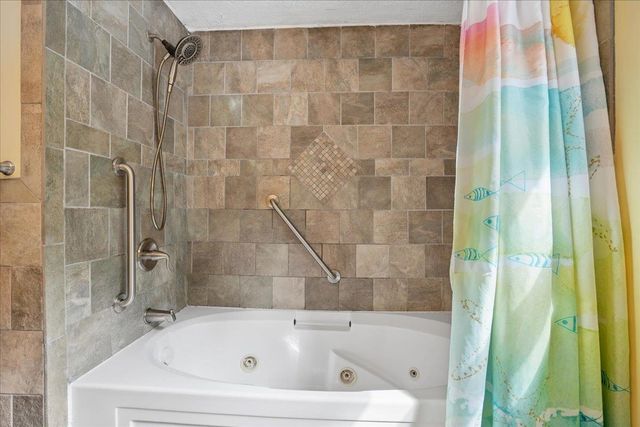 4 Debbie Street, Hooksett, NH 03106
