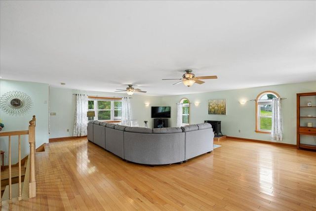 4 Debbie Street, Hooksett, NH 03106