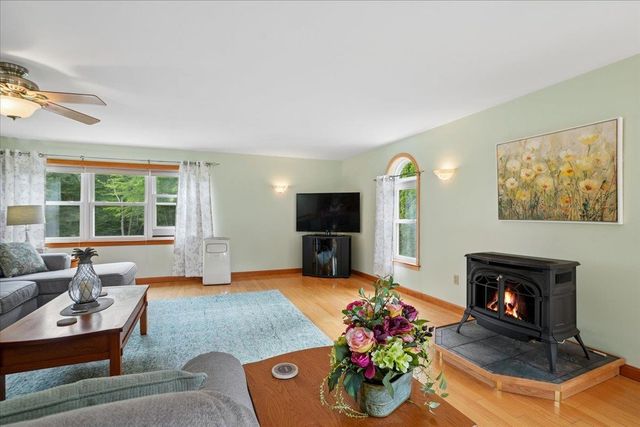 4 Debbie Street, Hooksett, NH 03106