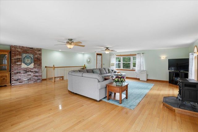 4 Debbie Street, Hooksett, NH 03106