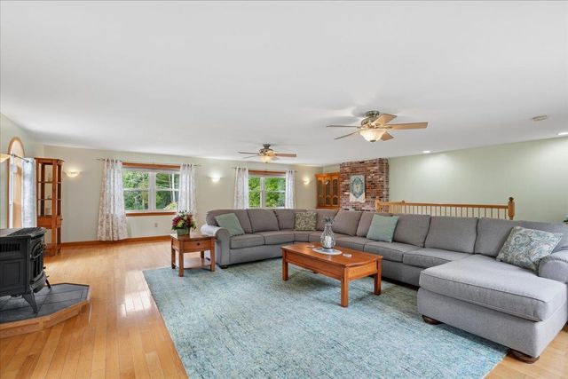 4 Debbie Street, Hooksett, NH 03106