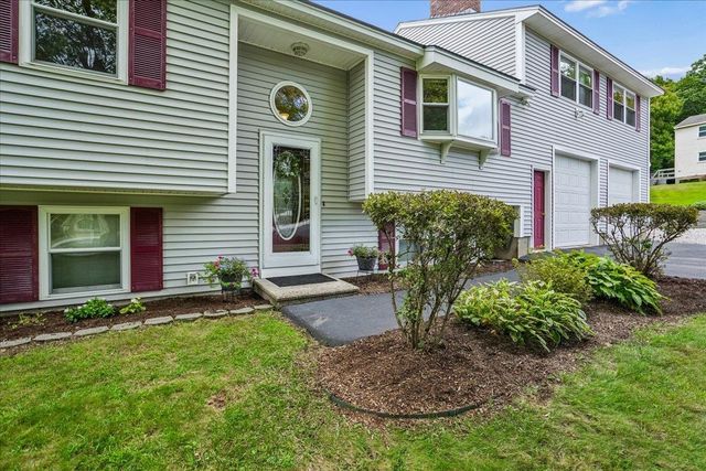 4 Debbie Street, Hooksett, NH 03106