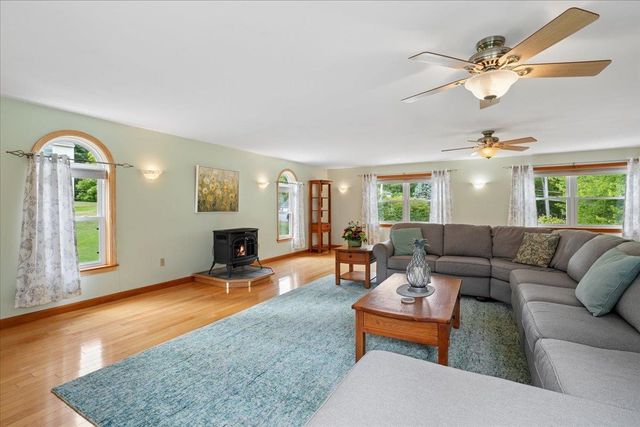4 Debbie Street, Hooksett, NH 03106