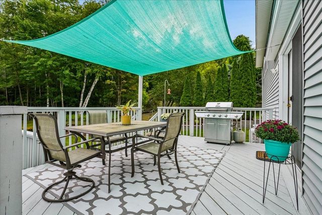 4 Debbie Street, Hooksett, NH 03106