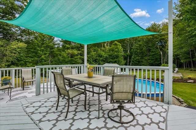 4 Debbie Street, Hooksett, NH 03106