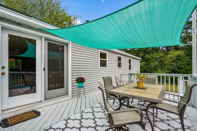 4 Debbie Street, Hooksett, NH 03106