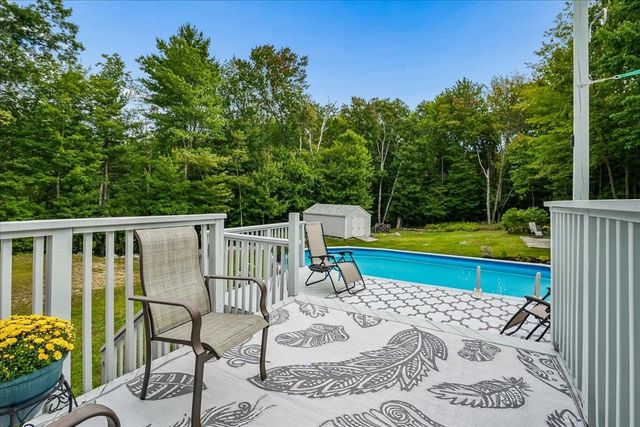 4 Debbie Street, Hooksett, NH 03106