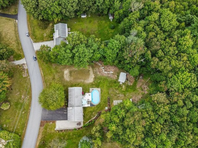 4 Debbie Street, Hooksett, NH 03106