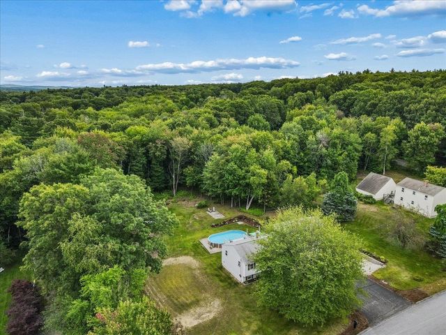 4 Debbie Street, Hooksett, NH 03106