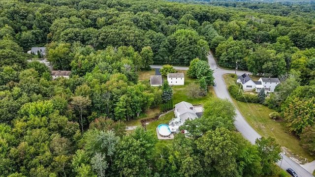 4 Debbie Street, Hooksett, NH 03106