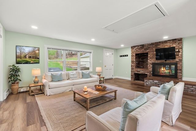 10 Glen Rd, Topsfield, MA 01983