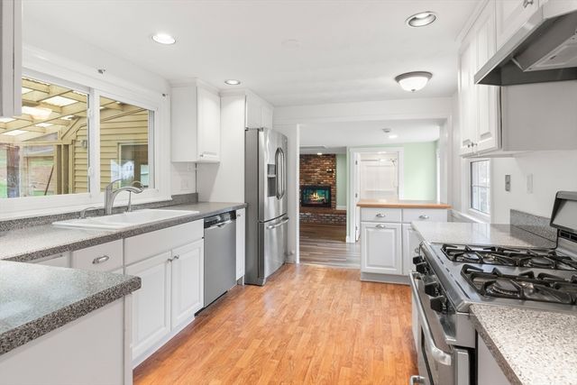 10 Glen Rd, Topsfield, MA 01983