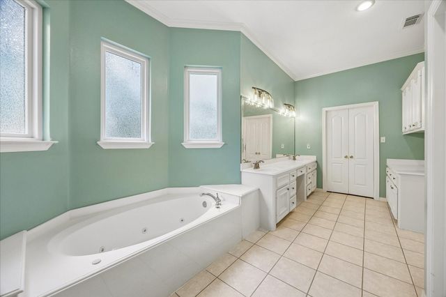 9064 Grand Lake Estates Drive, Montgomery, TX 77316