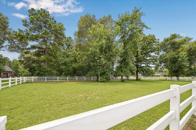 9064 Grand Lake Estates Drive, Montgomery, TX 77316