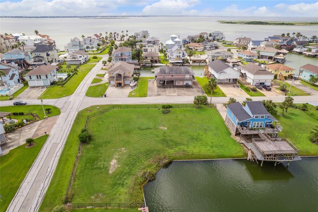 1310 & 1314 Maui Drive, Tiki Island, TX 77554