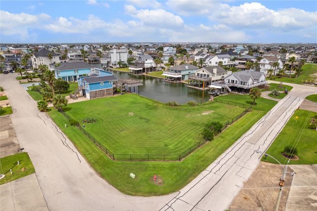 1310 & 1314 Maui Drive, Tiki Island, TX 77554