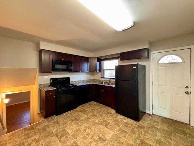 900 W Strieff Lane, Glenwood, IL 60425