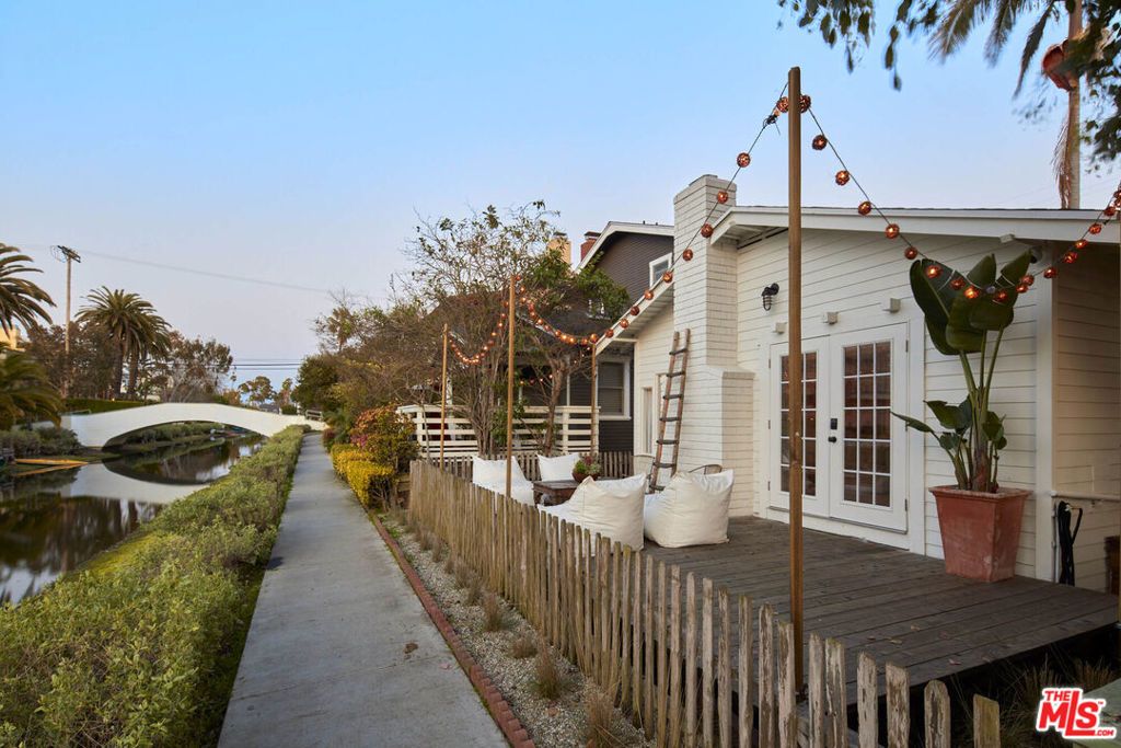 230 Sherman Canal, Venice, CA 90291