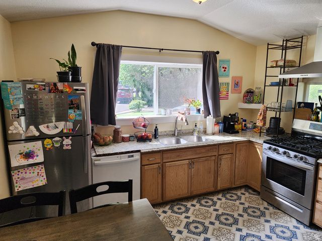 8808 S OXFORD CIR, Sandy, UT 84070