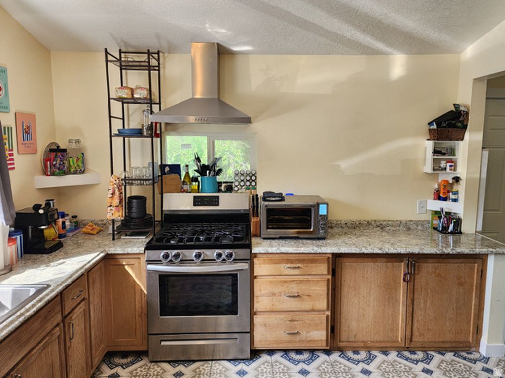 Image 3 of property listing at 8808 S OXFORD CIR, Sandy, UT 84070
