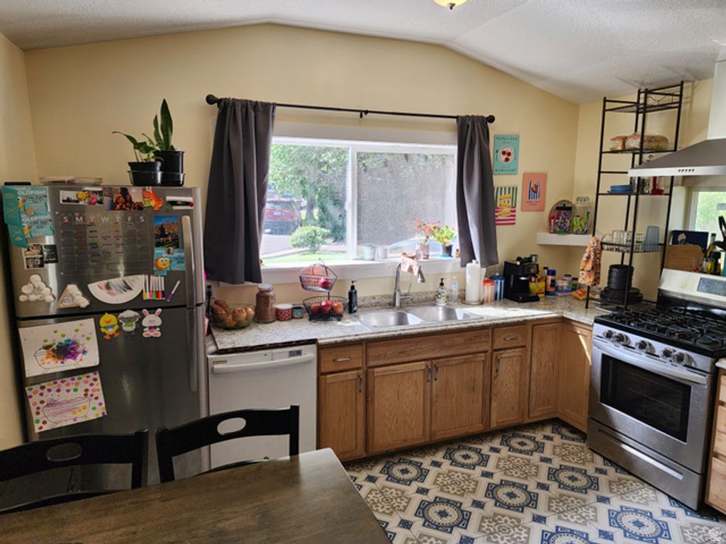 Image 4 of property listing at 8808 S OXFORD CIR, Sandy, UT 84070