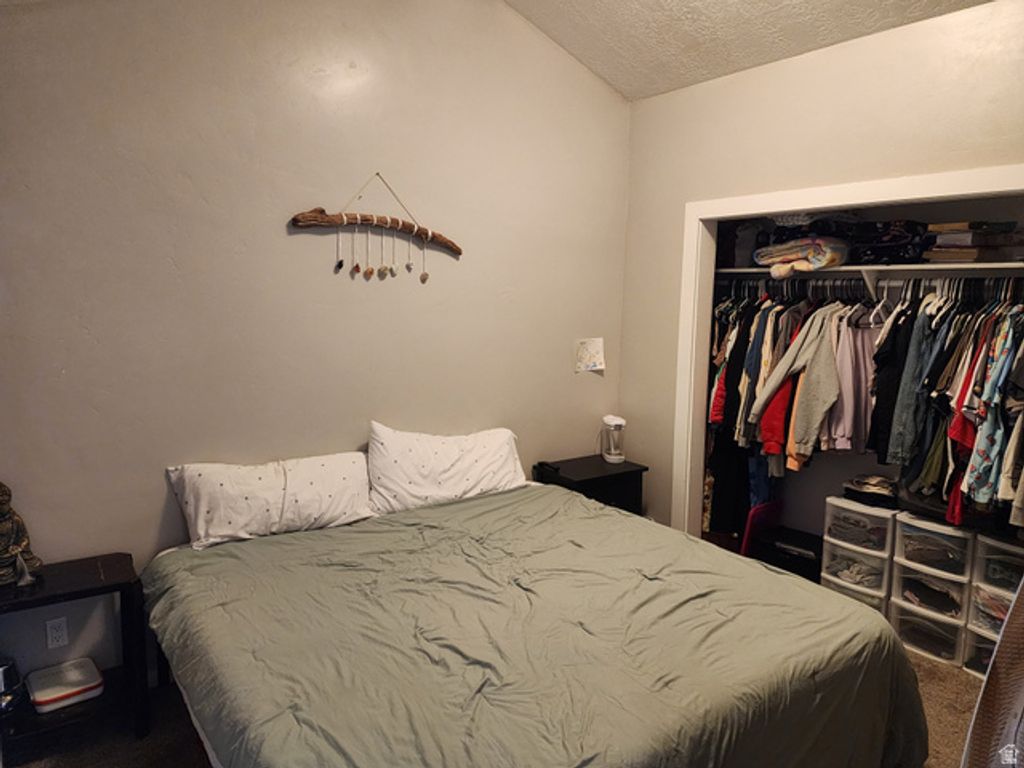Image 8 of property listing at 8808 S OXFORD CIR, Sandy, UT 84070
